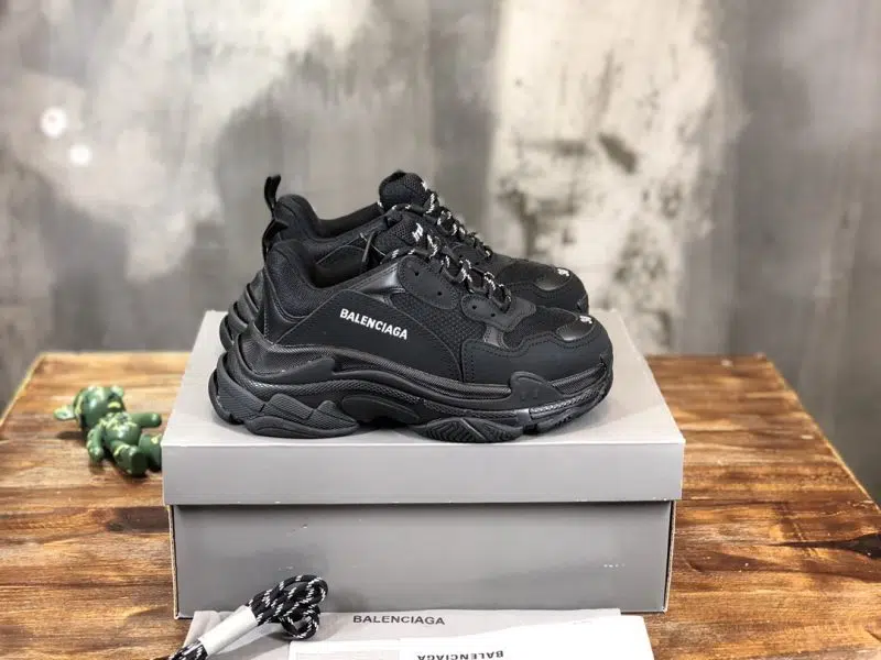 Balenciaga Triple S Sneaker Black 6 800x600 Balenciaga Triple S Sneaker Black 6 800x600